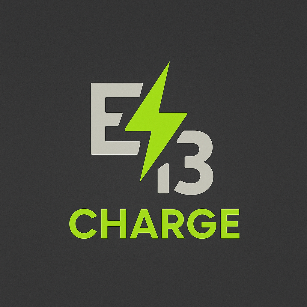 Иллюстрация: автомобиль у станции зарядки